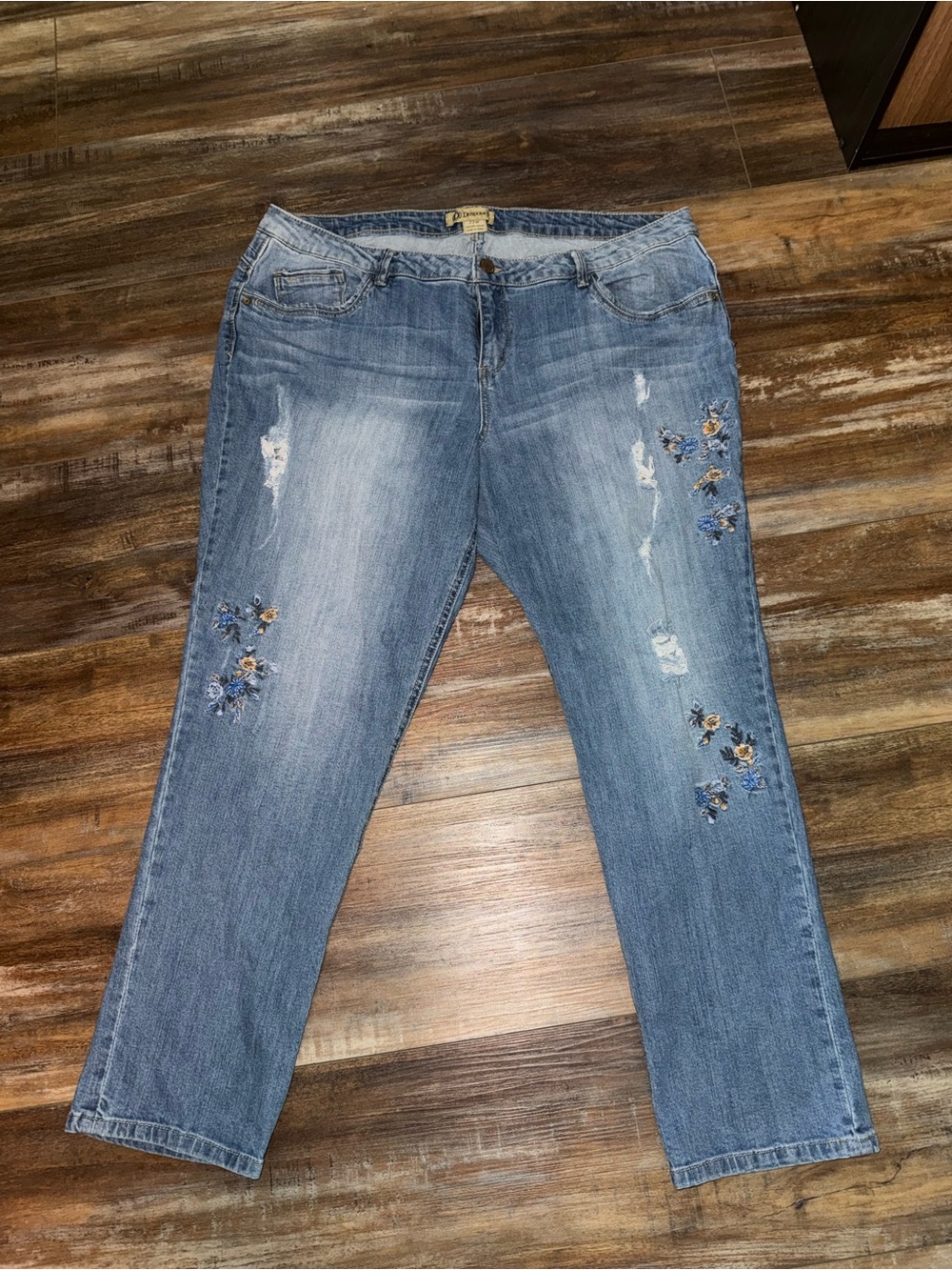 Democracy Embroidered Light Blue Boyfriend Jeans for Women size 22W